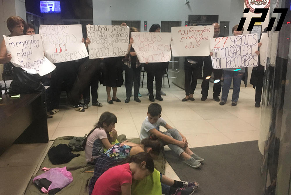 დევნილთა აქციის მონაწილეთა ნაწილი ჯანდაცვის სამინისტროს შენობაში იმყოფება და იქ  მთელი ღამის განმავლობაში აპირებს დარჩენას